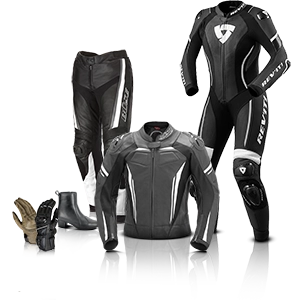 Abbigliamento moto da donna: tute, giacche, pantaloni e stivali neri in stile sportivo.